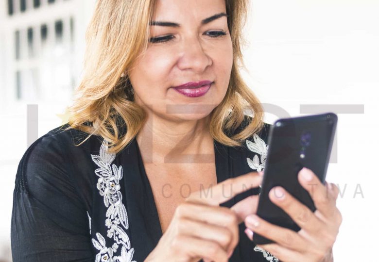 Luz Toro gestiona con su teléfono las redes sociales que son una parte de la estrategia del marketing digital, no su totalidad